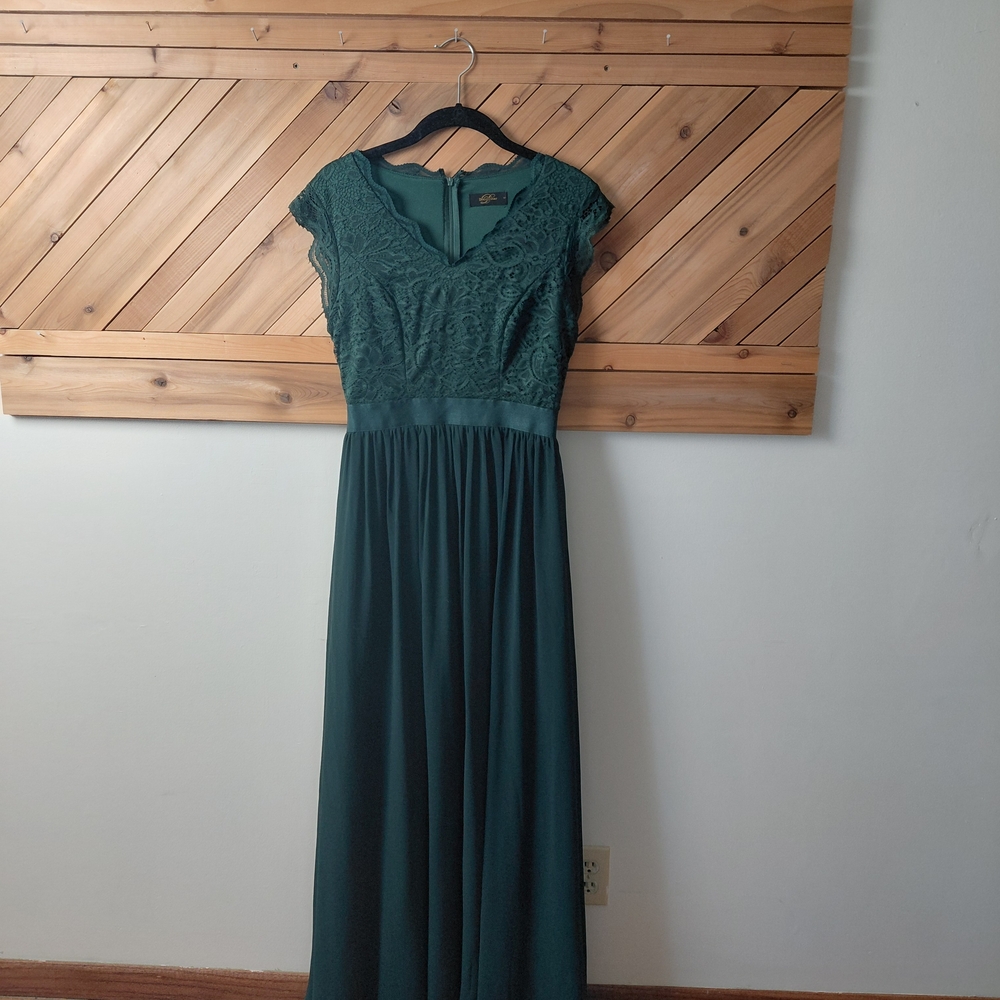 Elegant Green Lace Evening Dress
